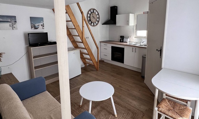 Antibes Old Town Apartamento | Studio with mezzanine in the heart of old Antibes, wifi, air conditioning
