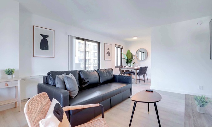 Court House Apartamento | Studio with Park Views in Lively Clarendon!