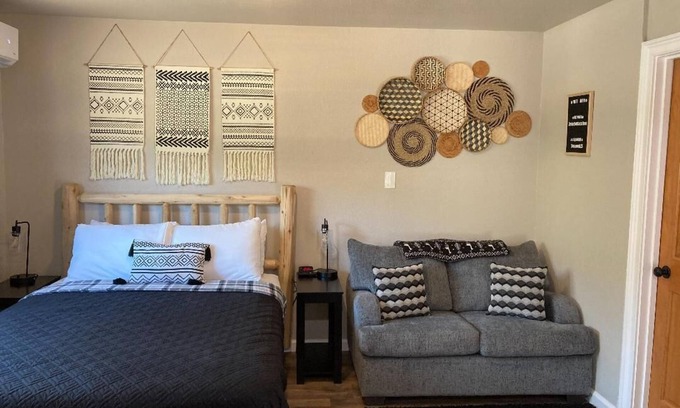 Three Rivers Apartamento | Studio with Private Hot Tub, Shared Pool, and Walk To Town