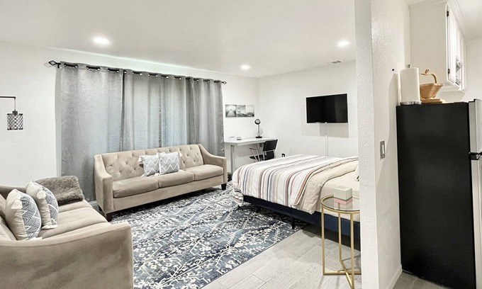 La Sierra Casa | Studio with private garage near CBU, Kaiser & Parkview Hospital