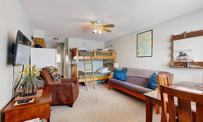 Rockwood Apartamento | Estudio condominio w / muelle compartido y una vista increíble de Moosehead Lake / Mt. Kineo!
