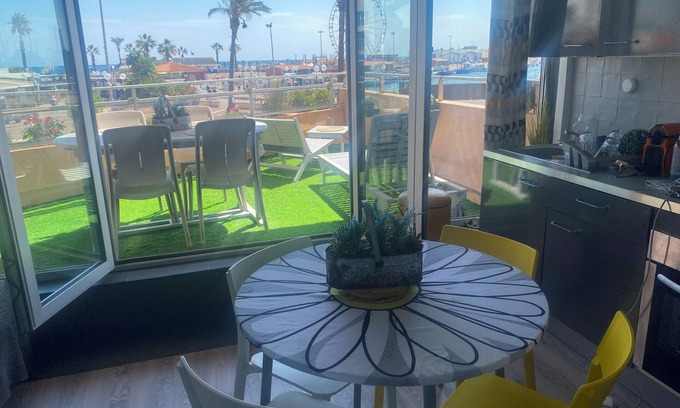Saint-Nazaire Apartamento | Studio with terrace overlooking sea, port and mountains.
