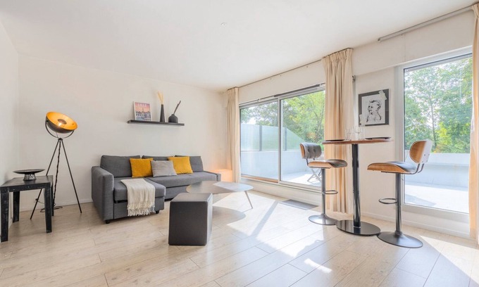 Saint-Maurice Pellevoisin Apartamento | Studio with terrace near tramway + parking