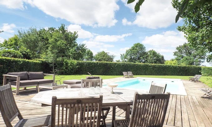 Saint-Laurent-de-la-Salle Villa | Maravillosa casa de vacaciones con piscina, TV, patio, mascotas permitida y aparcamiento