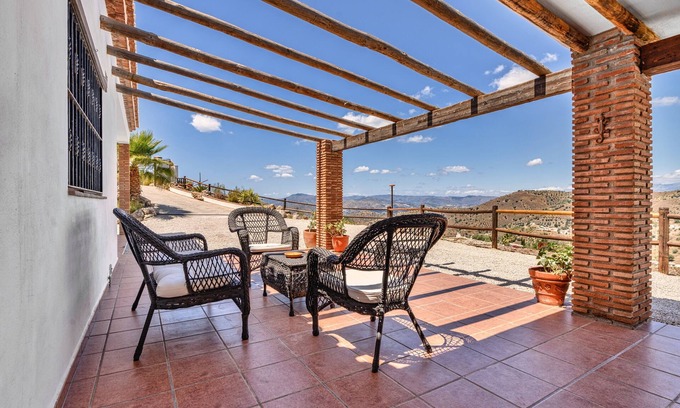 Canillas de Aceituno Cabaña | Luxery Family Villa with stunnig views, large pool & spacious rooms.