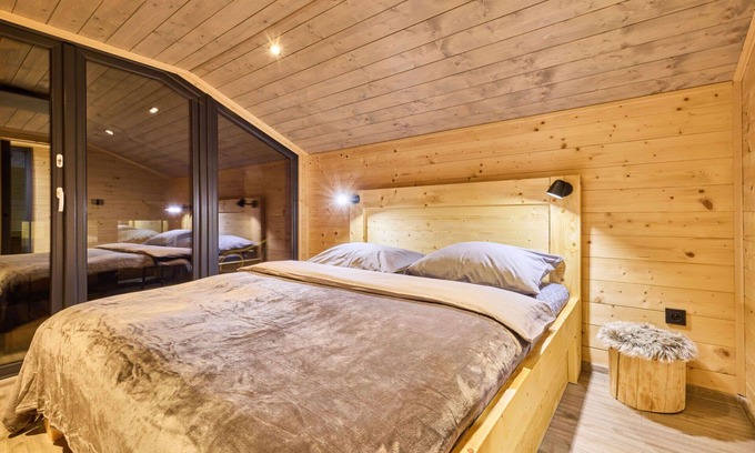 Mlade Buky Casa | Estupenda casa de vacaciones privada para 4 personas con WIFI, piscina, TV, patio y aparcamiento