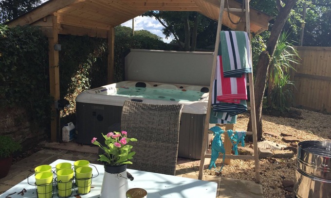 Bromsash Cabaña | Stunning 1-Bed Cottage with Hot Tub in Ross-on-wye
