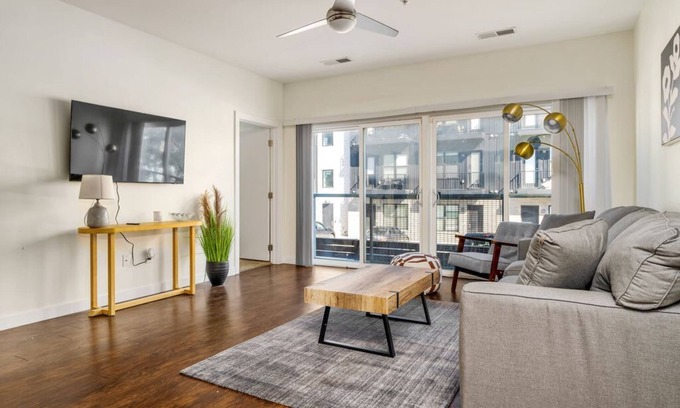 Grandview Heights Apartamento | Stunning 1 Bedroom Luxury unit with a Pool