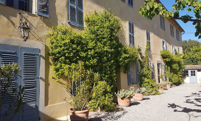 Lorgues Casa | Bastide del siglo XVIII en pueblo con gran jardín y piscina.