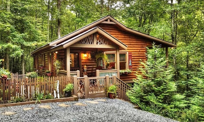 Aska Cabina | Stunning, 2/2, hot tub, fenced, pet friendly, paved roads, WIFI, ADULT ONLY.