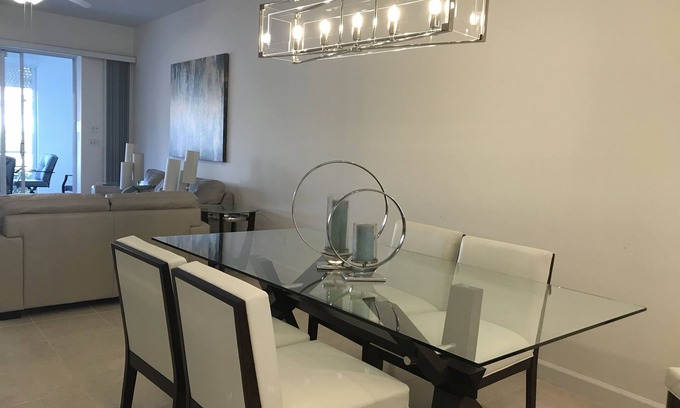 Naples Condominio | Stunning 2 Bdrm/2 Bath Condo,Lower Floor, Steps away from the Spectacular Pool!