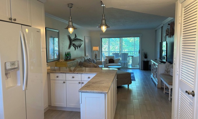 Central Naples Condominio | Stunning 2 bedroom, 2 balcony condo on golf course with tennis and pickleball