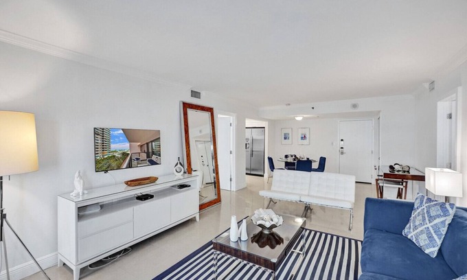 La Gorce Apartamento | Stunning 2-Bedroom Condo with Beach Service 614