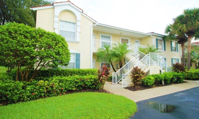 Naples Condominio | Stunning 2-Bedroom Condo with Golf Course Views at 2925 Cypress Trace Cir #201!