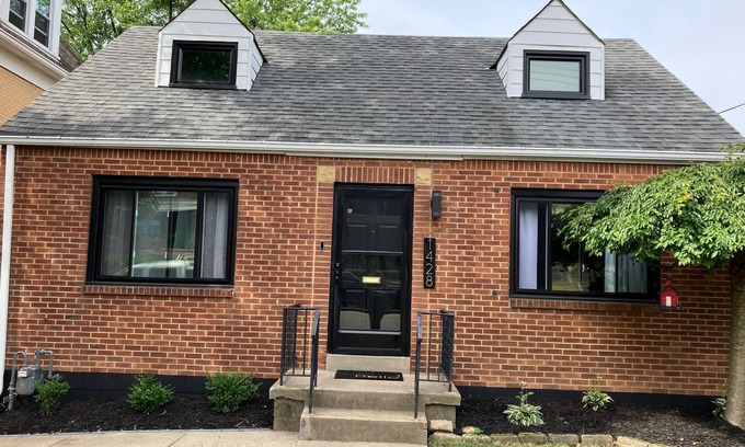 South Hills Casa | Stunning 2-bedroom Home w/ WiFi, AC in Brookline Pittsburgh,PA