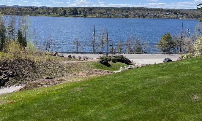 Laconia Condominio | Stunning 2br/2ba lake view sleeps six in Weirs