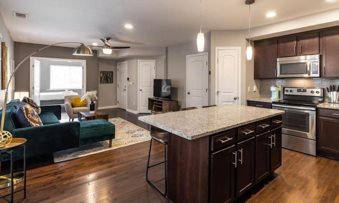 Mount Auburn Apartamento | Stunning 2BR Apartment Near Downtown