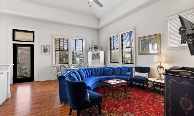 Saint Thomas Development Apartamento | Stunning 2BR | Balcony | Historic Luxury