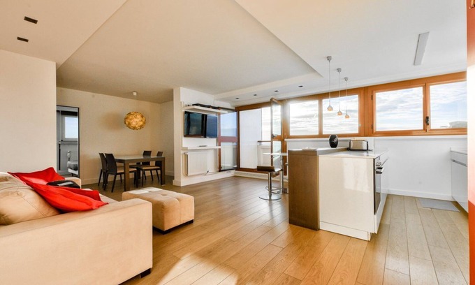 Plaisance Apartamento | Stunning 2BR Flat with pool & balcony view on Eiffel Tower