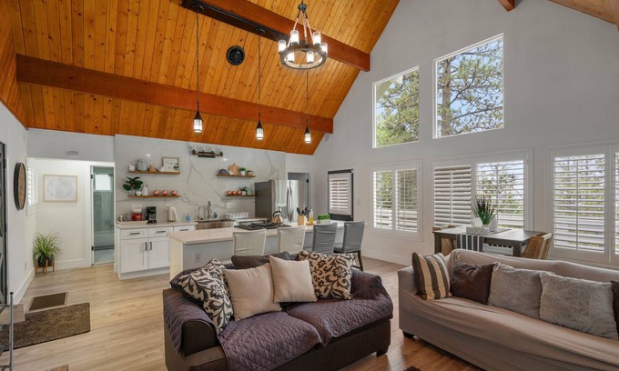 Lake Arrowhead Chalet De Esquí | Stunning 3 bdrm/2 Bath Chalet, High Celings, Chef’s Kitchen, Fire-pit, Quiet