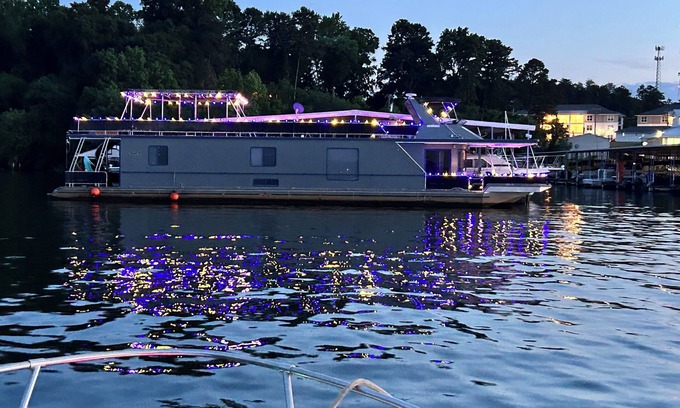 Steele Creek Alquiler De Eote | Stunning 3-bedroom house boat in Charlotte with optional cruises available.