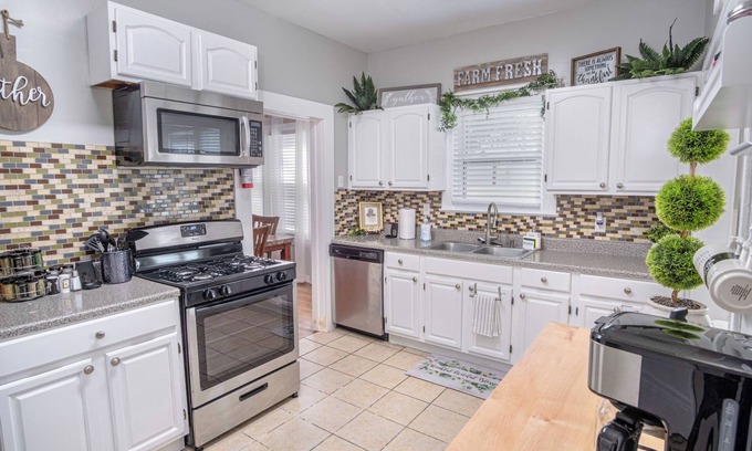 Denver Heights Cabaña | Stunning 3 BR Home Near DT Alamodome - Riverwalk