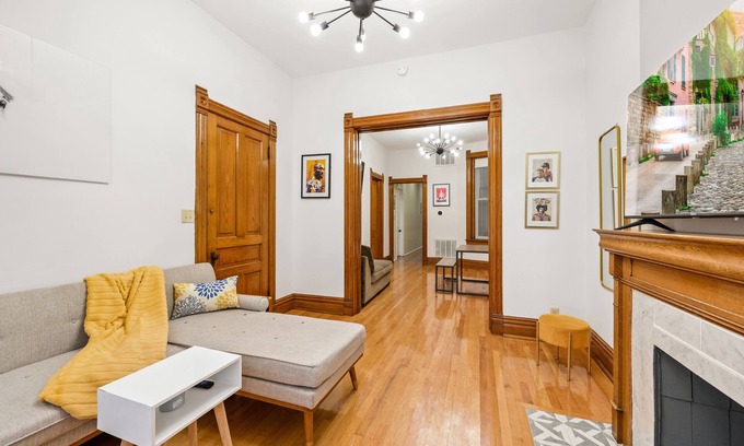 Wrightwood Neighbors Condominio | Stunning 3 BR in prime Chicago location