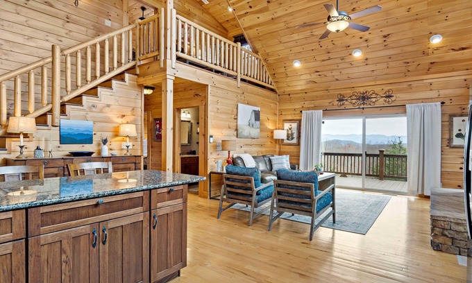 Vein Mountain Cabina | Stunning 3-Level Log Cabin: Blue Ridge Mtn Views, with abundant outdoor space!