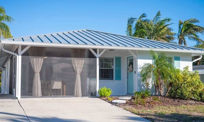 Siesta Key Casa | Stunning 3BD Siesta Cottage - Walk to the Beach!