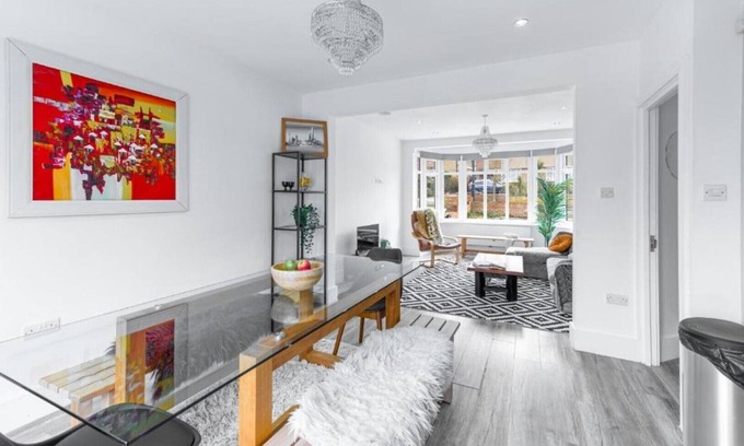 Arnos Grove Casa | Stunning 3BDR house with free parking