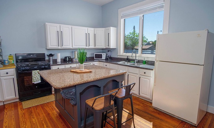 Near East Side Cabaña | Stunning 3br/2ba Haven in Downtown's Heart