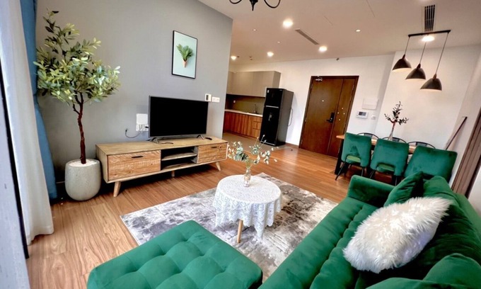 District 9 Apartamento | Stunning 3BR Firework & Scenic Pool Views D7 HCMC Family-sized