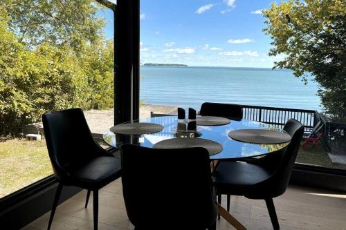 Alcona Casa | Stunning 3BR Lakefront Cottage Sauna Fireplace