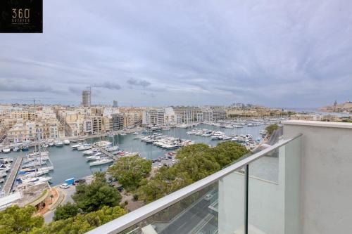 Pieta Apartamento | Stunning 3BR penthouse, opposite the harbour by 360 Estates