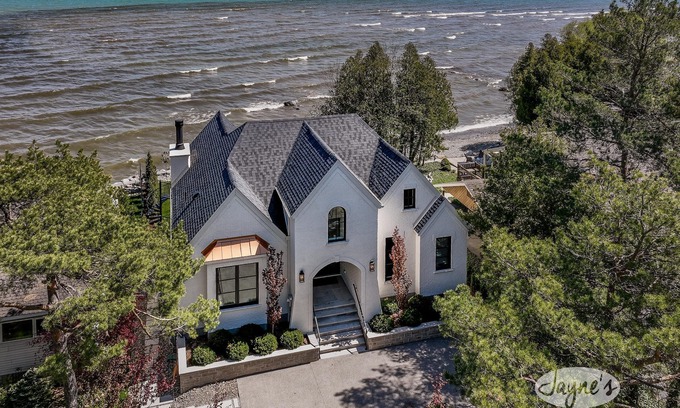 Thornbury Casa | Stunning 4 bed 5 bath home on Georgian Bay in Thornbury