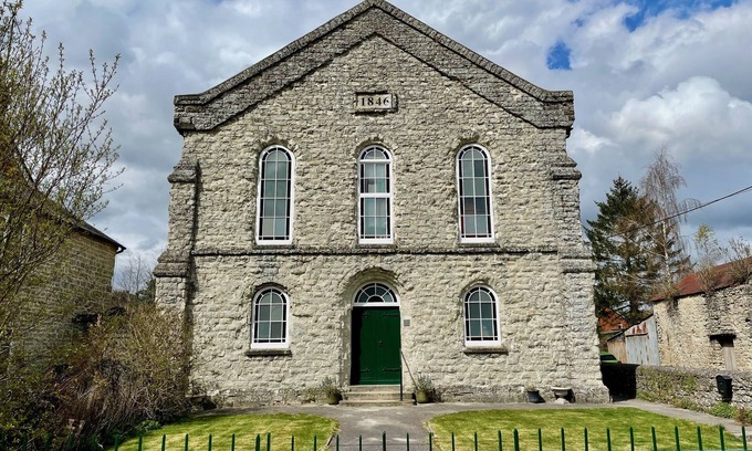 Mere Casa | Stunning 4 bed Grade II Listed former Methodist Chapel with hot tub, sleeps 8-10