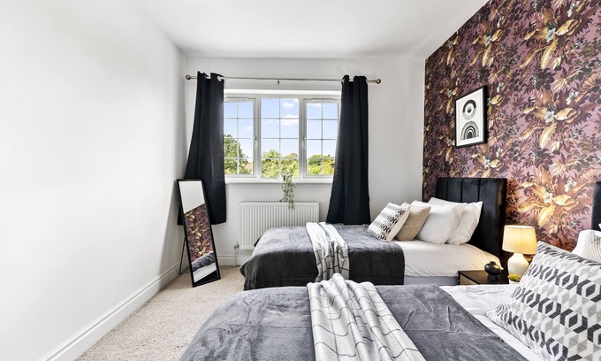 Cheltenham Casa | Stunning 4 Bed House - Sleeps 12
