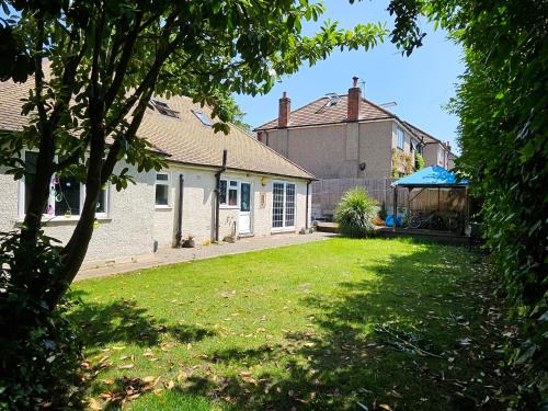 Sutton Casa | Stunning 4 bed house with huge garden and parking