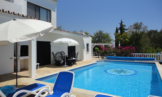 Fialho Villa | Villa de 4 dormitorios con piscina, ideal para familias, en una colina detrás de Faro, excelentes vistas.