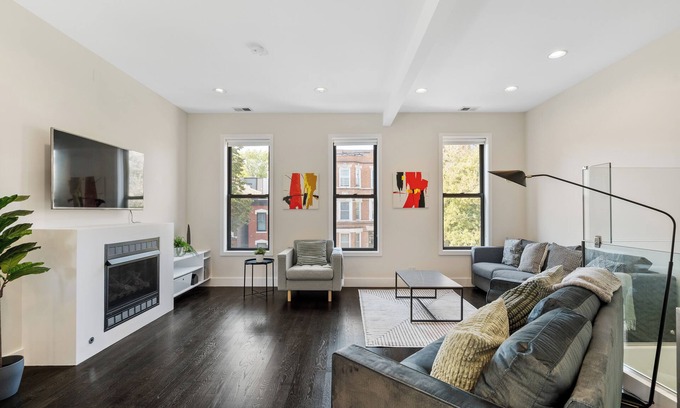 West Town Casa | Stunning 4-bedroom 4-bath building in Wicker Park! + Parking