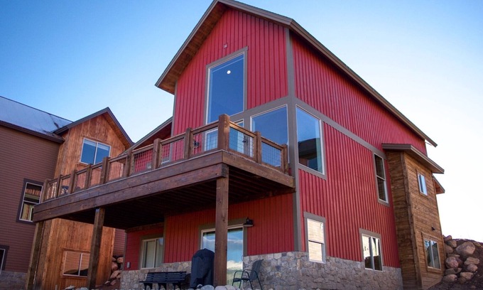 Fraser Casa | Impresionante casa de 5 dormitorios / 5 baños de 3400 pies cuadrados con impresionantes vistas a la montaña