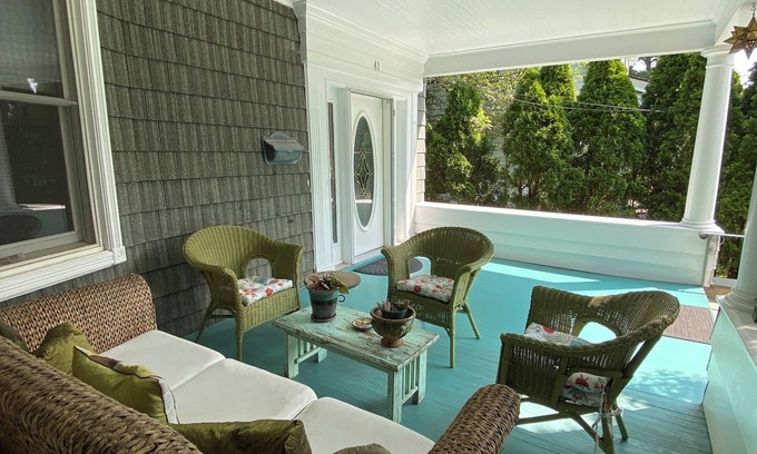 New Rochelle Casa | Spacious 4 Bedroom Home + Office / 2 Kitchens / 38 Min Train to NYC
