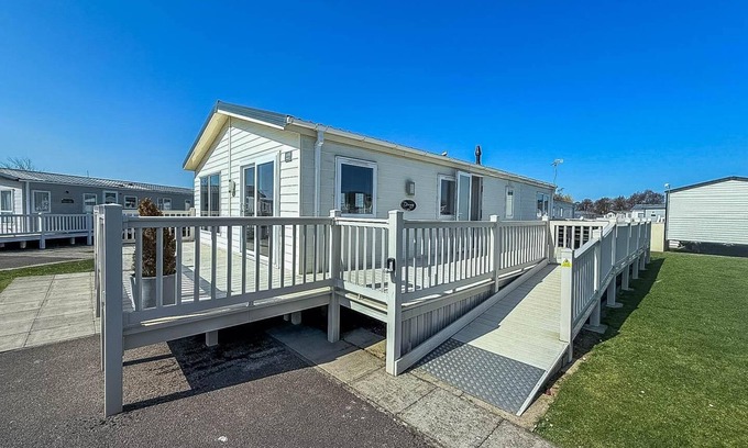 Hunstanton Cabina | Stunning 4 berth lodge with decking at Manor Park in Hunstanton ref 23173K
