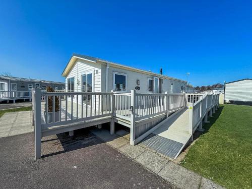 Hunstanton Cabina | Stunning 4 Berth Lodge With Decking At Manor Park In Hunstanton Ref 23173K