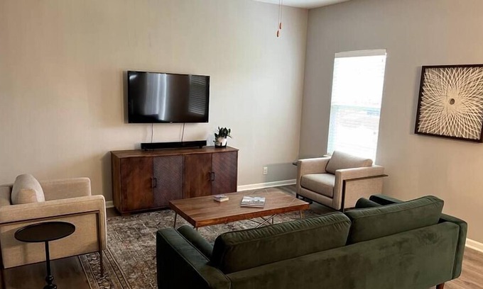 Independence Casa | Stunning 4 BR in Independence