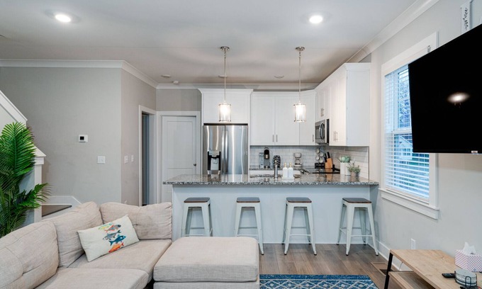 Lakewood Casa | Stunning 4-Story 4 BDR Home on Cumberland River w/ Rooftop Deck – Walk to Dining
