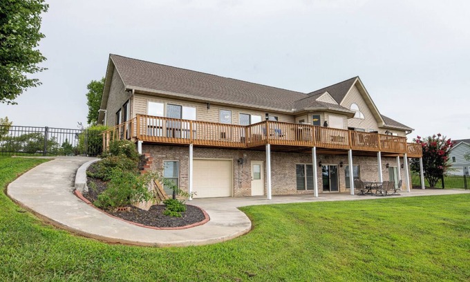 Kodak Casa | *Stunning 4BD Lodge w/ VIEWS! Games + Theater!*