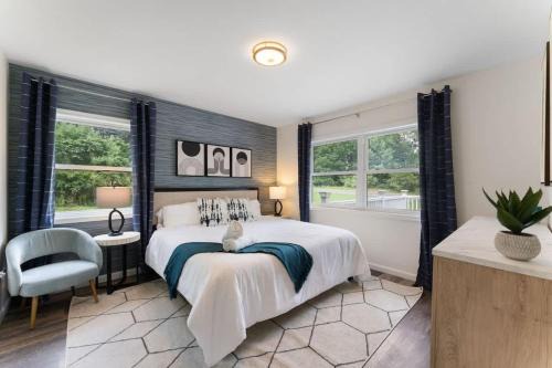 East Stroudsburg Casa | Stunning 4BR 4BA Luxury Home with Hot Tub Game Room & Fire Pit Sleeps 12