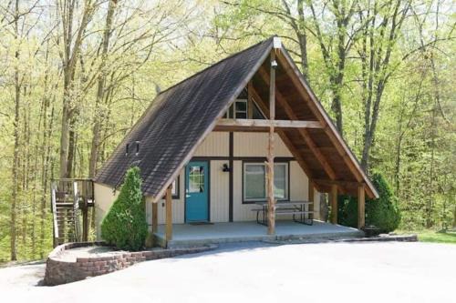 Bloomington Otro | Stunning 4BR Cabin Retreat with Expansive Deck