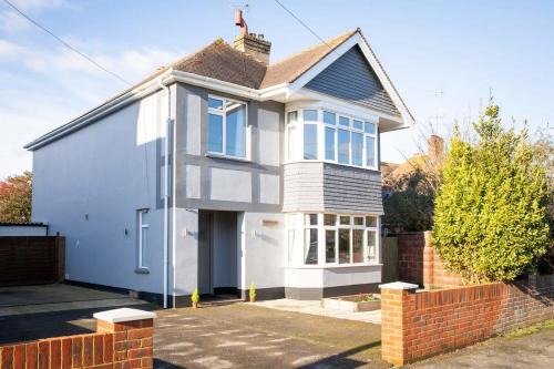 Bognor Regis Casa | Stunning 4br House for 10 Near Beach w Hot Tub